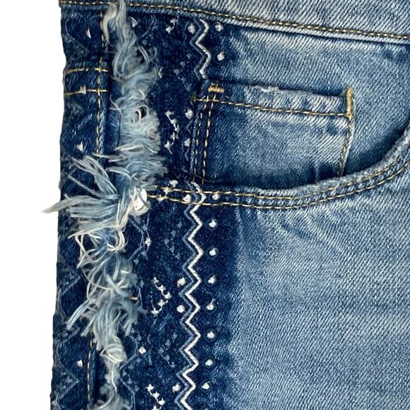 Blank NYC Embroidered Denim Hiker Shorts in Free-Bee Cutoff Raw Hem NWT Size 28 - Picture 8 of 16